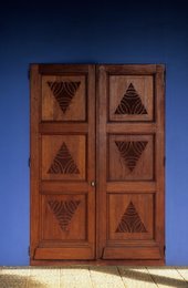 Architecture;-Carved-door;-Comoros-Archipelago;-Craft;-Detail;-France;-Indian-Ocean;-Kaleidos;-Kaleidos-images;-La-parole-à-limage;-Laurent-Abad;-Mayotte;-Stories-Pictures;-Triangles;-Wood